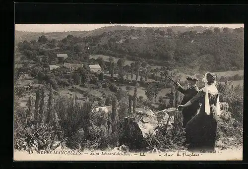 AK Saint-Leonard-des-Bois, Wanderer in Trachten, Blick ins Tal