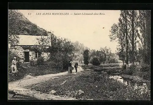 AK Saint-Leonard-des-Bois, Passanten vor einem Bauernhaus