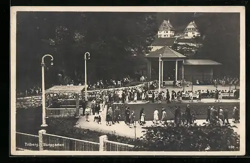 AK Triberg, Passanten am Pavillon im Burggarten