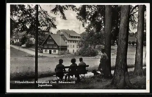 AK Königsfeld im Schwarzwald, Gäste auf einer Bank mit Blick zum Jugendhaus