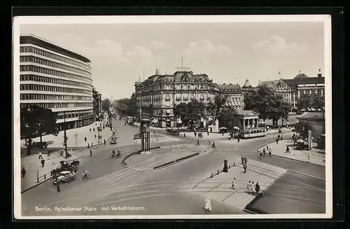 AK Berlin-Tiergarten, Potsdamer Platz mit dem Verkehrsturm, Strassenbahn und Passanten