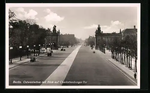 AK Berlin-Tiergarten, Ostwestachse mit Blick auf das Charlottenburger Tor