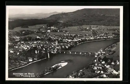 AK Säckingen am Rhein, Fliegeraufnahme der gesamten Stadt mit der Brücke über den Rhein