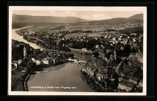 AK Laufenburg am Rhein, Generalansicht der Stadt mit der Rheinbrücke, Fliegeraufnahme
