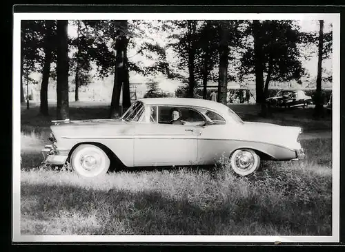 Foto-AK Auto mit Fahrerin in einer Waldpartie