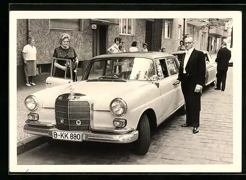Foto-AK Mercedes Benz, Auto mit einem Paar