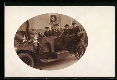 Foto-AK Auto mit offenem Verdeck und vier Insassen