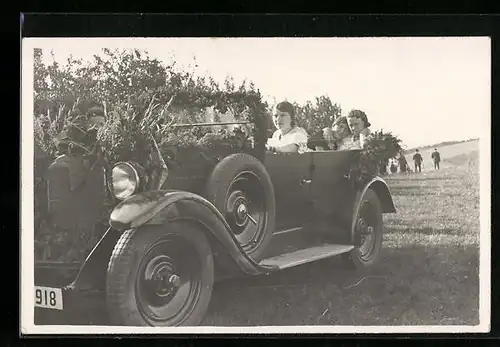 Foto-AK Auto mit Pflanzen verziert