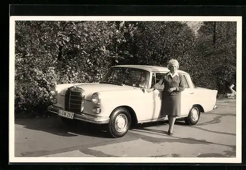 Foto-AK Mercedes Benz, Auto und Fahrerin, B-SW 282