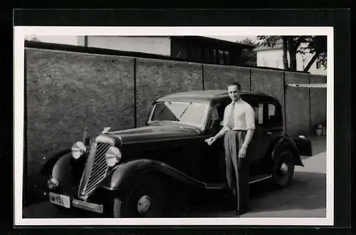 Foto-AK Wanderer, Auto mit Besitzer