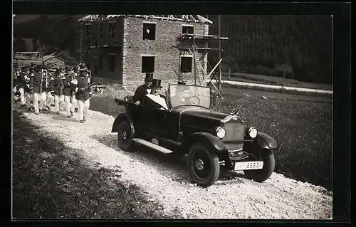 Foto-AK Opel, Auto mit Insassen und Musikparade