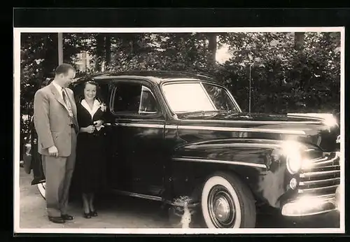 Foto-AK Auto mit Paar