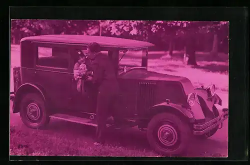 AK Renault, Auto mit Fahrerin und Mann daneben