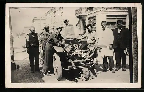 Foto-AK Auto mit offener Motorhaube und Menschen daneben, 63-25