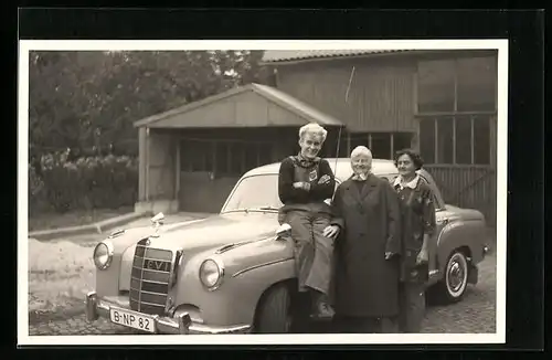 Foto-AK Mercedes Benz Ponton, Auto mit Menschen daneben, B-NP 82