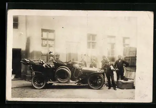 AK Auto mit Fahrer und Menschen daneben