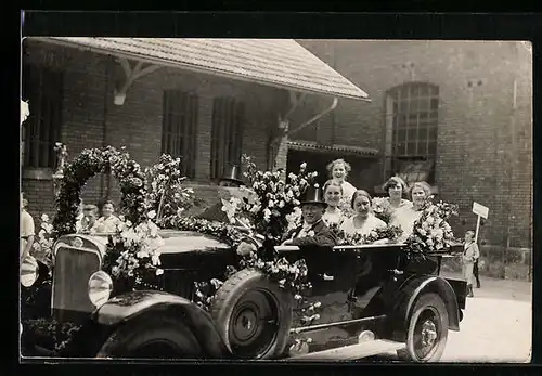 Foto-AK Opel, Auto mit Blumen geschmückt und Brautpaar