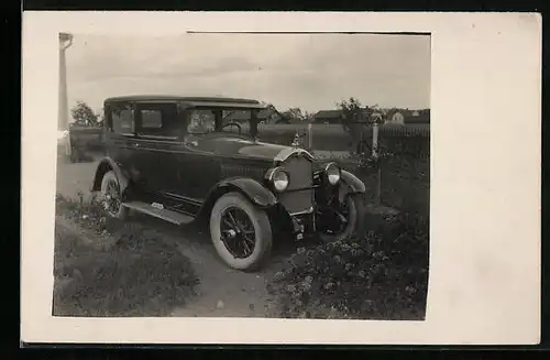 Foto-AK Buick, Auto im Garten