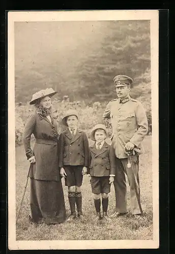 AK Grossherzogpaar von Hessen-Darmstadt mit Söhnen auf einem Ausflug, Hessischer Opfertag 1915