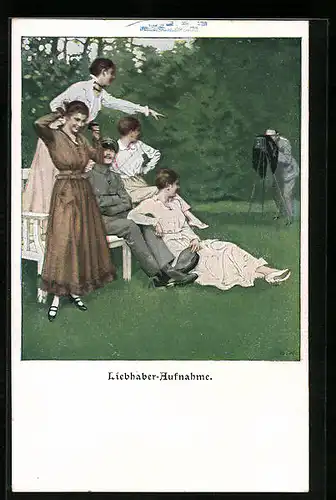 Künstler-AK Brynolf Wennerberg: Junge Damen und Soldat posieren für eine Liebhaber-Aufnahme