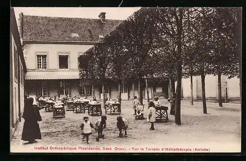 AK Sées, Institut Orthopédique Providence, Sur le Terrain d`Héliothérapie (Arrivée)