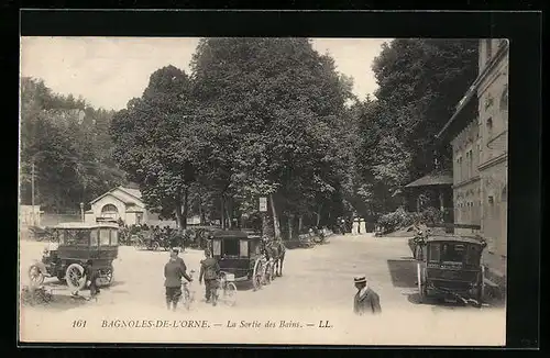 AK Bagnoles-de-l`Orne, la Sortie des Bains