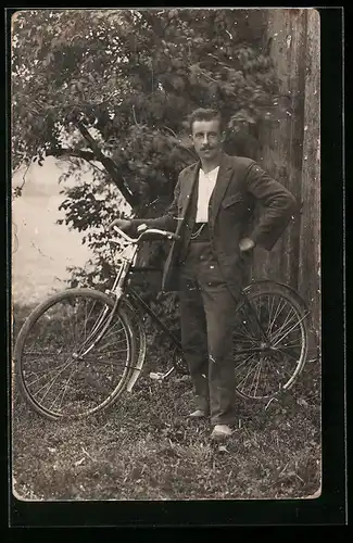 Foto-AK Herr im Anzug mit seinem Fahrrad