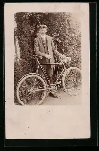 AK Junge in feinen Kleidern mit seinem Fahrrad