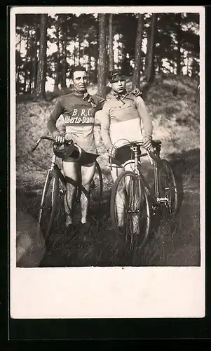 Foto-AK Zwei Radsportler mit ihren Drahteseln