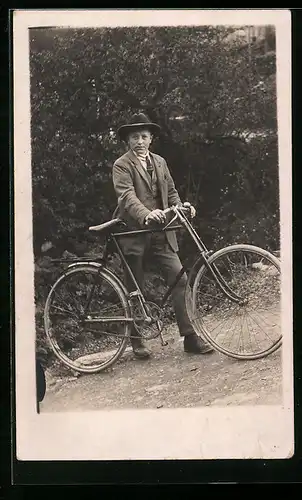 Foto-AK Junge mit Hut und seinem Fahrrad