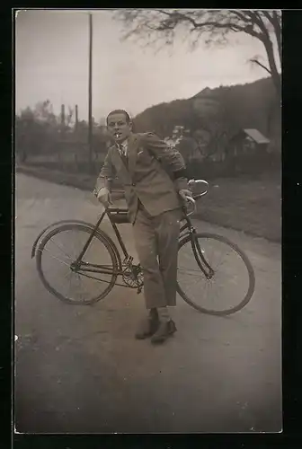 Foto-AK Herr im Anzug mit Zigarette und Fahrrad
