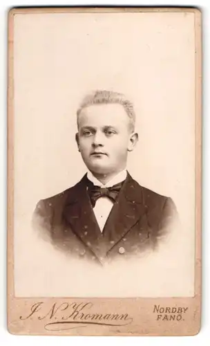 Fotografie I. N. Kromann, Nordby /Fanö, Bürgerlicher junger Knabe mit grosser Stirn im schwarzen Anzug