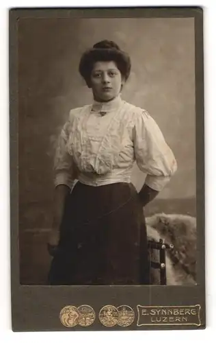 Fotografie e. Synnberg, Luzern, Bruchstrasse 32a, Bürgerliche Dame mit gebundenem Haar in weisser Bluse