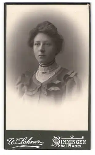 Fotografie W. Lohner, Binningen /Basel, Junge Dame mit gebundenem Haar in hochgeschlossenem Kleid