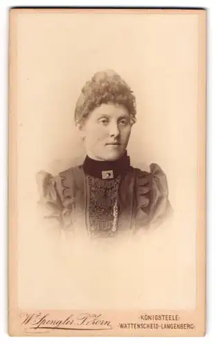 Fotografie W. Sprengler-P. Zorn, Königsteele, Wattenscheid-Langenberg, Schöne Dame mit lockigem Haar im schwarzen Kleid