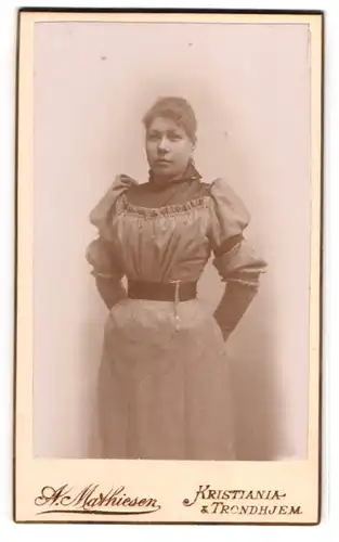 Fotografie A. Mathiesen, Kristiania, Graendsen 17, Junge Frau im taillierten Kleid