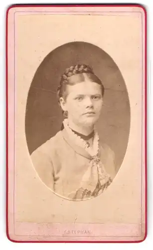 Fotografie F. Stephan, Winterthur, Junge Frau mit geflochtenem Haar