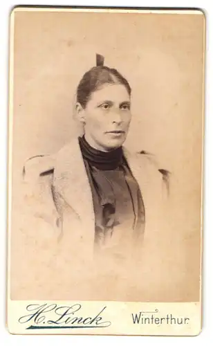 Fotografie H. Linck, Winterthur, St. Georgenstrasse, Bürgerliche Dame im Mantel