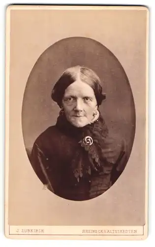 Fotografie J. Zurkirch, Rheineck, Betagte Dame im Kleid mit züchtiger Frisur