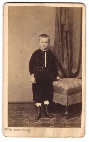 Fotografie Julius Hahn, Hamburg, Alter Wall 36, Junge in feinen Kleidern