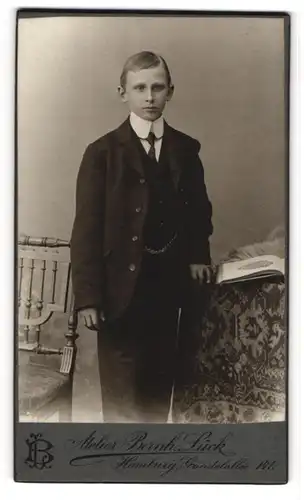 Fotografie Atelier Bernh. Lück, Hamburg, Grindelallee 141, Junge im Anzug mit Krawatte und Taschenuhr
