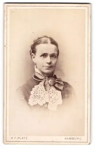 Fotografie H.F. Plate, Hamburg, Jungfernstieg 6, Frau im besten Alter mit Spitzentuch