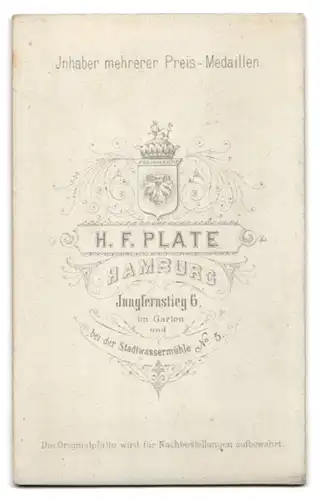 Fotografie H.F. Plate, Hamburg, Jungfernstieg 6, Frau im besten Alter mit Spitzentuch