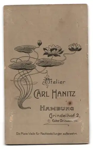 Fotografie Carl Hanitz, Hamburg, Grindelhof 2, Frau im besten Alter mit spitzbübischen Lächeln