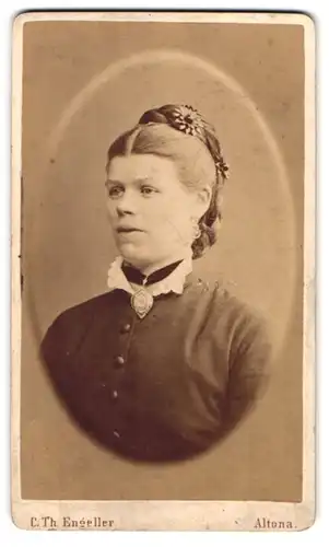 Fotografie C. Th. Engeller, Altona, Königstrasse 89, Bürgerliche Frau mit Halsband und Steckfrisur