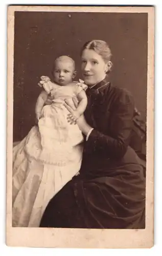 Fotografie Carl Siemsen & Sohn, Hamburg, Schulterblatt 55i, Stolze Mutter mit ihrem Neugeborenen