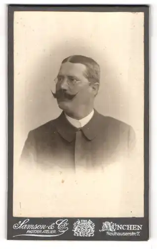 Fotografie Samson & Co., München, Neuhauserstrasse 7, Bürgerlicher Herr mit Brille und Kaiser Wilhelm-Bart