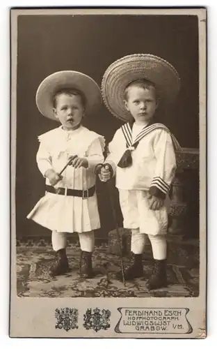 Fotografie Ferdinand Esch, Ludwigslust, Zwei Buben im Sonntagsstaat mit Strohhüten