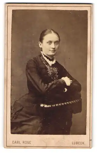 Fotografie Carl Rose, Lübeck, Königstrasse 879, Bürgerliches Fräulein mit gescheiteltem Haar