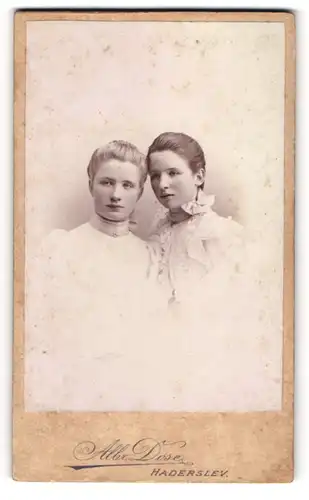 Fotografie Albr. Dose, Haderslev, Zwei Schwestern in weissen Kleidern